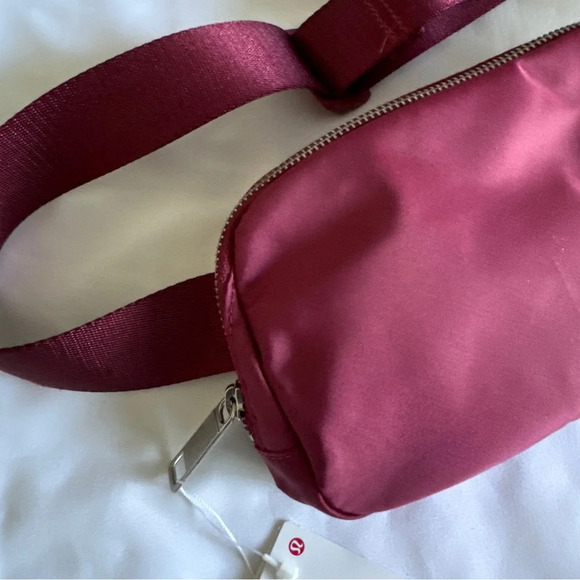 🆕🍷 OG Lululemon Everywhere Belt Bag - Mulled Wine - Picture 2 of 8